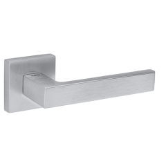 Дверная ручка на розетке Tupai Square 2275 Q 96 хром матовый Дверная ручка на розетке Tupai Square 2275 Q 96 хром матовый